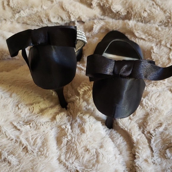 Black satin heels between 3" and 4" - Picture 4 of 8